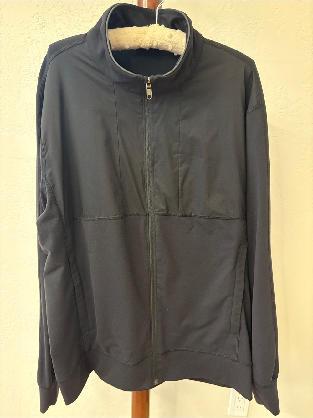 Men’s Lululemon lightweight knit Jacket.